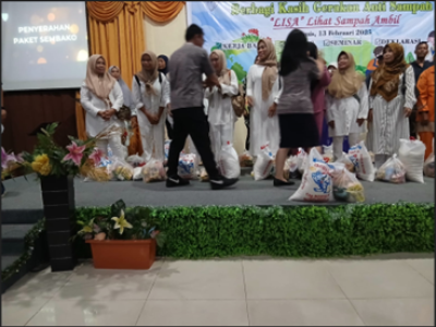 Foto Pembagian Paket Sembako Kepada Para Pemulung