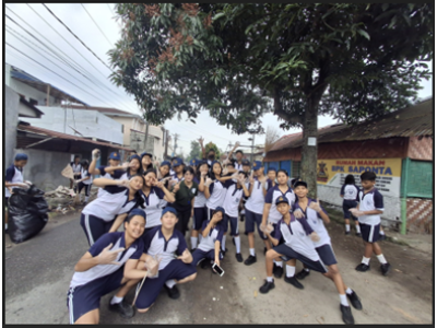 Foto Kebersamaan Siswa/i Kerja Bakti