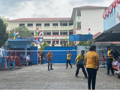 Guru-Guru Mengikuti Perlombaan Badminton Dalam Menyambut HUT RI Tanggal 16 Agusutus 2022