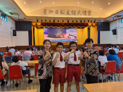 KEPALA SD MEMBERIKAN MOTIVASI KEPADA MURID YANG MENGIKUTI KEGIATAN ROBOTIK 